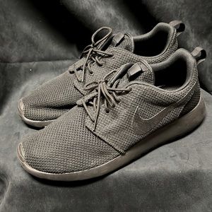 Nike Roshe One Triple Black in mens 9.5 US